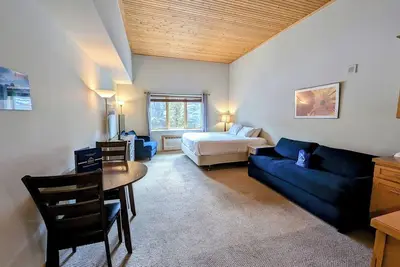 Image de Le Gateway Lodge 5061 est l’un des derniers ajouts au programme Summitcove. Il est idéalement situé, à quelques minutes de marche du village principal et la navette s’arrête juste devant ce bâtiment pour vous emmener aux remontées mécaniques. Ce studio.