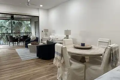 Image de Vue sur l'eau depuis la grande véranda / plage privée avec chaises / parasols