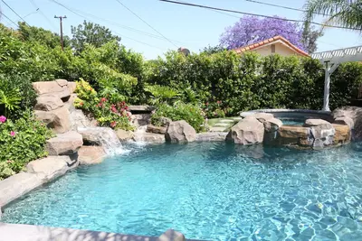 Image de Incroyable 5 Chambre, 4 salles de bain, Rock Pool & Jacuzzi Accueil, 1/2 Mile Walk To Disney