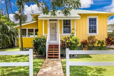 Image de Étonnamment restauré Plantation Cottage étapes de la plage de Poipu