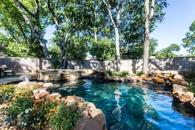 Image de PRÈS De Tout! Oasis ARRIÈRE, Piscine CHAUFFÉE Et Spa, CHEMINÉE De Cuisine \/ Bar EXTÉRIEURE