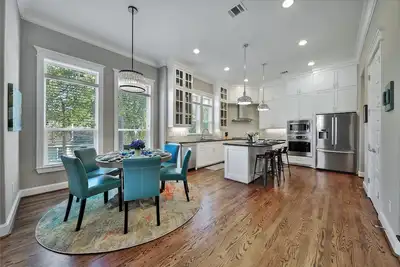 Image de Résidence fermée dans les hauteurs 3 Br 3. 5 Ba
