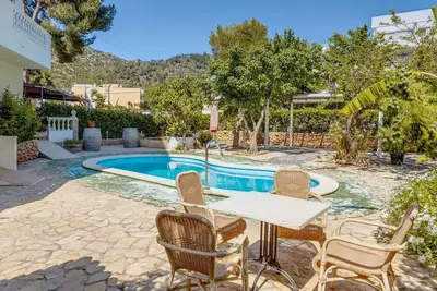 Image de Charmant appartement de vacances \"La Cabanya 3c\" avec balcon, piscine partagée et terrasse