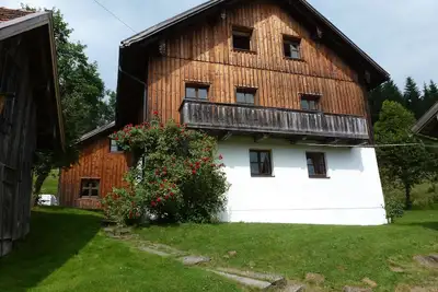 Ancienne ferme dans un endroit isolé