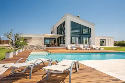 Image de Villa moderne \"Villa Canutells\" avec piscine privée et jardin