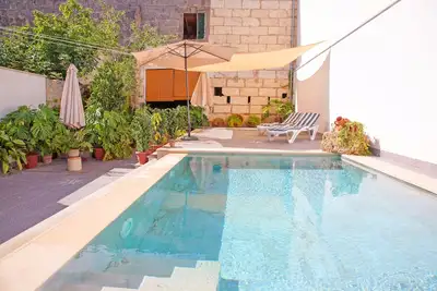 Image de Maison de ville \"Can Peret\" avec terrasse et piscine