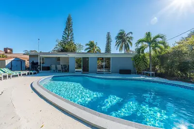 Image de Villa au nord de Miami Beach avec piscine et grill. Idéal pour les familles! À quelques minutes de la plage!