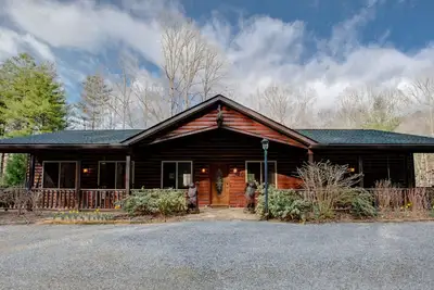 Image de La cabine inférieure d'ours; Asheville, Biltmore Park, Brevard, ruisseau, spa et plus encore!
