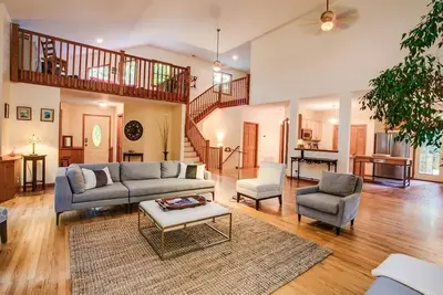 Image de Blackberry Lodge - Une luxueuse cabine contemporaine Asheville avec bain Ă remous et salle de jeux