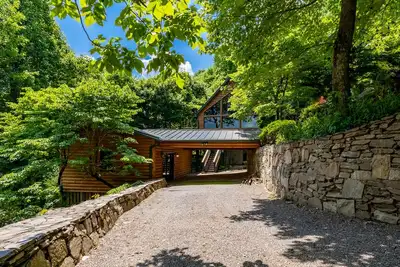 Image de Hummingbird Haven - joyau de la montagne noire; éclectique, pratique, bain à remous, salle de jeux et foyer!