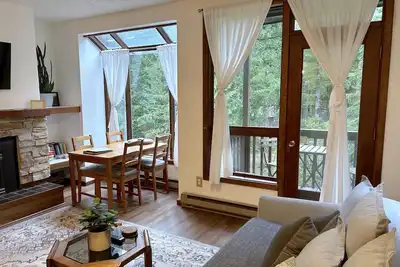 Image de Retraite tranquille au bord de la rivière - Lit le plus proche du mont Baker!