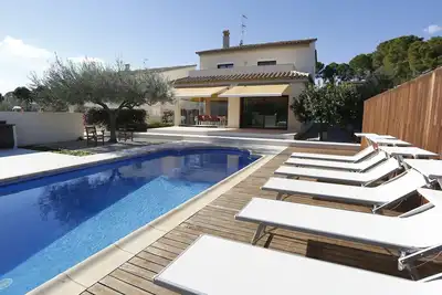 Image de Belle maison de vacances privée avec Wifi, piscine privée, Tv, patio, animaux admis et parking