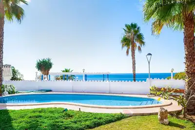 Image de Maison de vacances privée avec Wifi, bain à remous, climatisation, piscine privée, Tv, terrasse