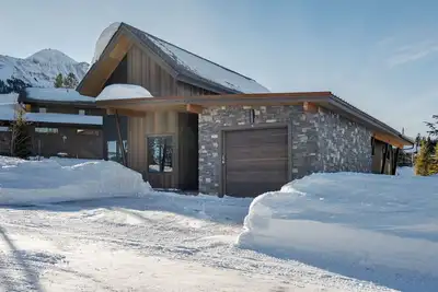 Image de Maison de montagne moderne de 4 chambres avec mobilier luxueux et bain Ă remous