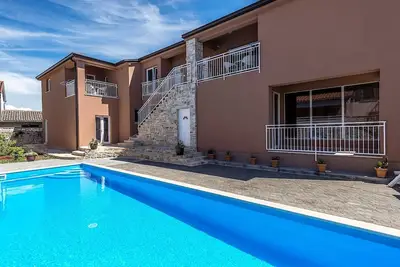 Image de Appartement complexe Valtrazza avec piscine commune \/ Appartement 2 chambres Ă Villa Valtrazza Noa Iv avec balcon et vue sur la piscine