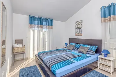 Image de Appartement 1 Chambre Kardumovic Iv Bleu au troisième étage