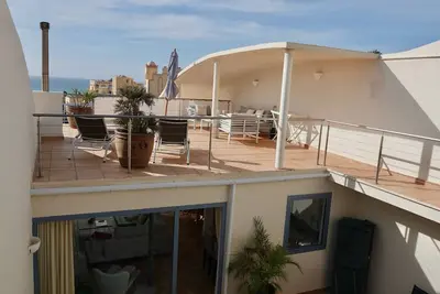 Image de Villa avec piscine privée, internet en fibre de verre, proche de la mer, cour protégée