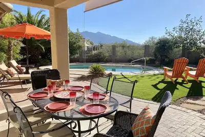 Image de Privé et serein - Resort vivant à Tucson avec vue imprenable sur la montagne.