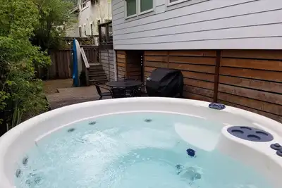 Image de Plage moderne vacances Gem par la rivière w / bain à remous