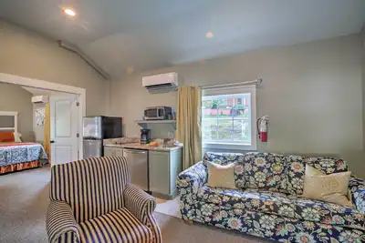 Image de Nouveau-Cosy Cottage w \/ Pool Access dans le centre-ville de Branson