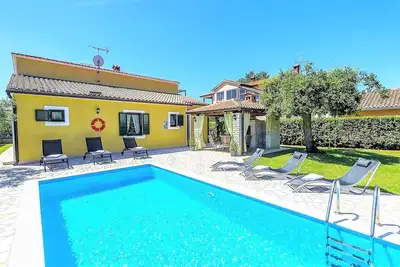 Image de Spacieuse Villa Balun 3 Chambres avec Piscine