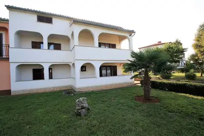 Image de Appartements Livio Stranici avec une belle vue sur les villages environnants / Appartement Livio Ii A3 avec parking devant la maison et un jardin