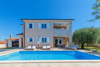 Image de Villa Terlevic avec piscine entourée d'oliveraies