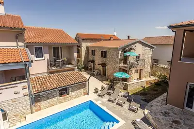 Image de Complexe d'appartements Valtrazza avec piscine commune \/ Appartement Fiorela I dans Villa Valtrazza au rez-de-chaussée avec piscine partagée