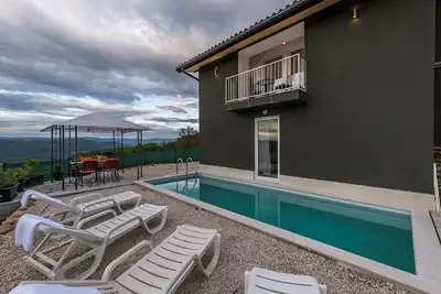 Image de Villa Art house avec piscine et une belle vue sur la vallée de la rivière Mirna