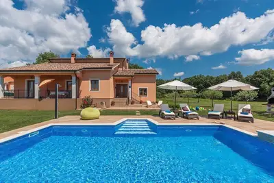 Image de Villa unique Antonela avec grand jardin et piscine