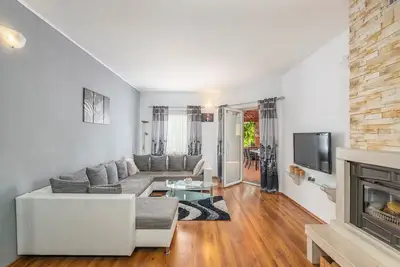 Image de Complexe d'appartements Villa Visnjan avec piscine \/ Appartement Visnjan Iii avec terrasse en face de la piscine