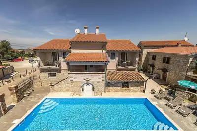 Image de Complexe d'appartements Valtrazza avec piscine commune \/ Appartement moderne Noemi Ii Ă Villa Valtrazza avec vue sur la piscine