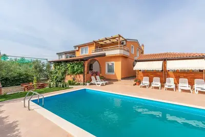 Image de Complexe d'appartements Villa Visnjan avec piscine \/ Appartement Visnjan I au premier étage avec vue sur la piscine