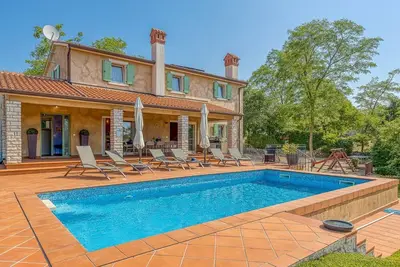 Image de Villa en terre cuite Ă Sumber