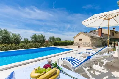 Image de Maison en Pierre Rita Avec Piscine