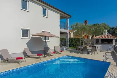 Image de Complexe d'Appartements - Maison de Vacances Argentée avec Piscine Commune \/ Appartement 3 Chambres Jakov Iii avec Balcon et Vue sur la Piscine
