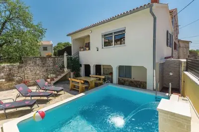 Image de Villa confortable Kris avec piscine Ă Mrgani