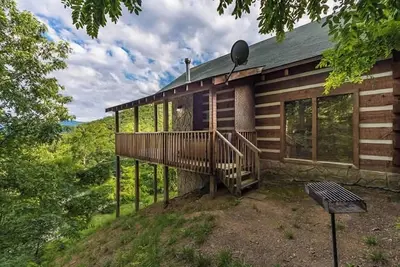 Image de Private Smoky Mtn Log Cabin avec vue sur la montagne! Jacuzzi! Table de billard, WiFi