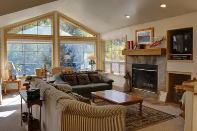 Image de Belle maison familiale avec des vues incroyables sur Baldy - 4 brm \/ 3 bath