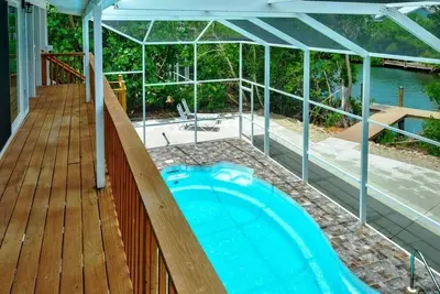 Image de Piscine chauffée WiFi gratuit et trolley près de la plage Amarrer votre bateau chien amical!