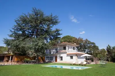Image de Maison luxueuse avec 5000 m² de jardin. Piscine, climatisation et barbecue.