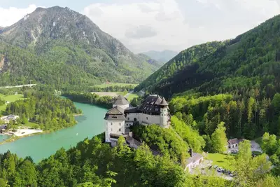 Image de maison de campagne historique près du lac dans le parc national près du domaine skiable Hinterstoder