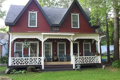 Image de Cottage familial au bord du lac restauré de 4 chambres sur le lac Sunapee à Blodgett Landing