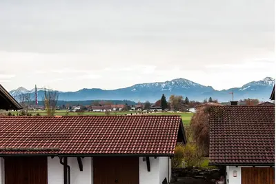 Image de Ferienwohnung im 1. Stock mit ĂĽberdachter Terrasse und See- und Bergblick