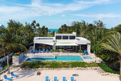 Image de Dahlia Blanc: Maintenant Complet! Villa ultra-luxe avec piscine, spa, piscine pour enfants et ponton