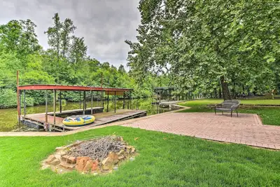 Image de Cabine Waterfront Hot Springs avec pont et quai privé