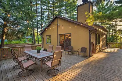 Image de Lake Geneva Home w \/ Fire Pit - 5 minutes de la ville!