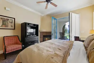 Image de Villa Premium surclassée sur le Paseo avec vue sur la fontaine - Rez-de-chaussée (L12)