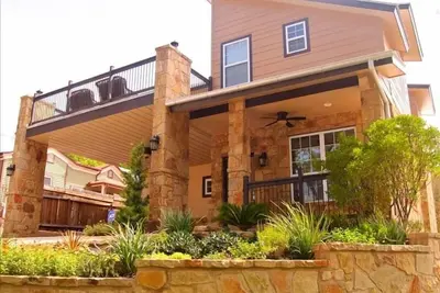 Image de Meilleur emplacement à Austin! Grande maison, pour 10 personnes, 4 chambres \/ 5 salles de bain, grand balcon avec