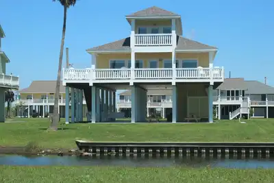 Image de Spacieuse nouvelle maison de plage de 2e rangée avec vue sur l'océan et étang à poissons en face